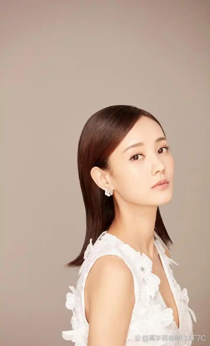 李一桐的美照(5) 画面中的女性,宛如一颗深邃的夜空之星,独自闪烁于