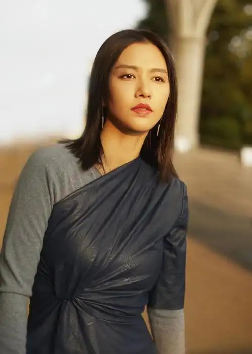 事实上,谭维维在《超级女声》之前,就已经是半个"圈里人"了.