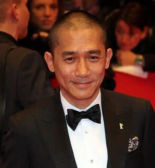 印象中的梁朝伟好像从来没有留过短发,虽然这一改变显得有些沧桑,毕竟