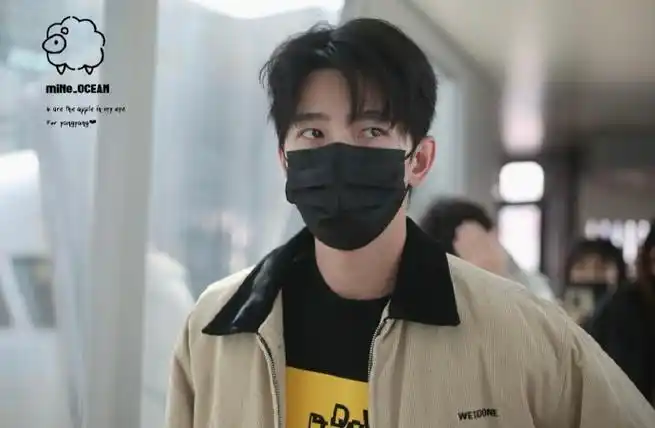 杨洋喜临门品牌代言人##杨洋单手抱外套