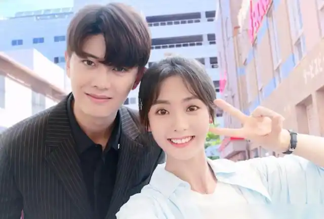 和谭松韵出席节目,谭松韵故意摔倒对着任嘉伦撒娇,任嘉伦立马走上前暖