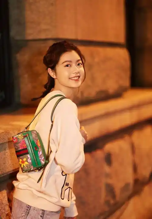 《潮流合伙人》中吴亦凡宠爱的赵今麦,私服穿搭有多潮,太会穿了_卫衣