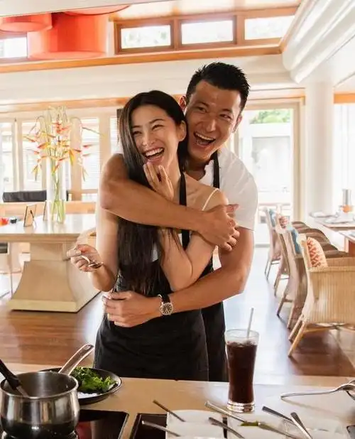 朱珠和老公喝下午茶!穿搭时髦自带品味,这气场一般人作不出来