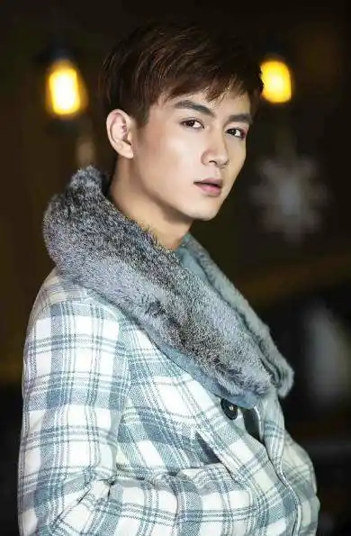 一,陈晓遇见许嵩的表妹余征瑶在父母的严格管教下陈晓的成绩也十分