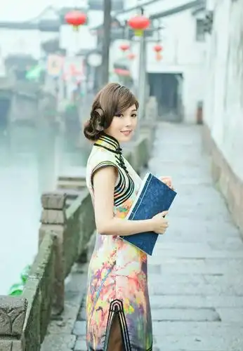 江南水乡清新旗袍美女演绎着宁静自然