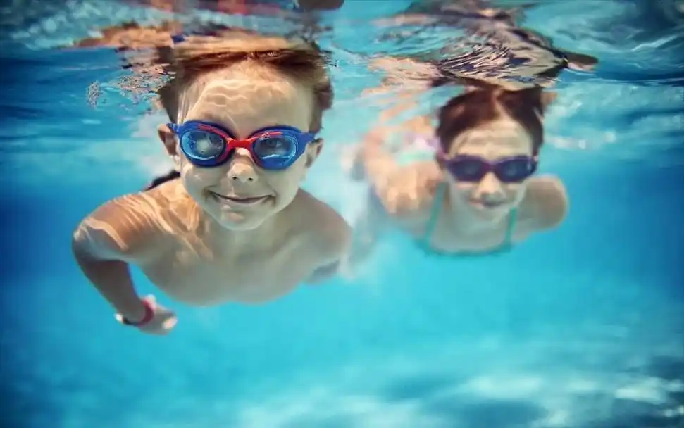 第一次学游泳技巧儿童游泳的最佳年龄段还可以帮助孩子长高家长们快来