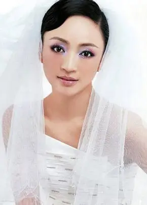 罗海琼演绎新娘复古红唇