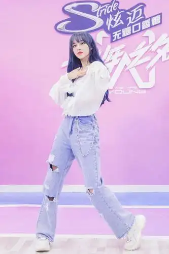 原创程潇换蓝色发型气质都升华了,露脐装 牛仔裤青春靓丽,魅力四射