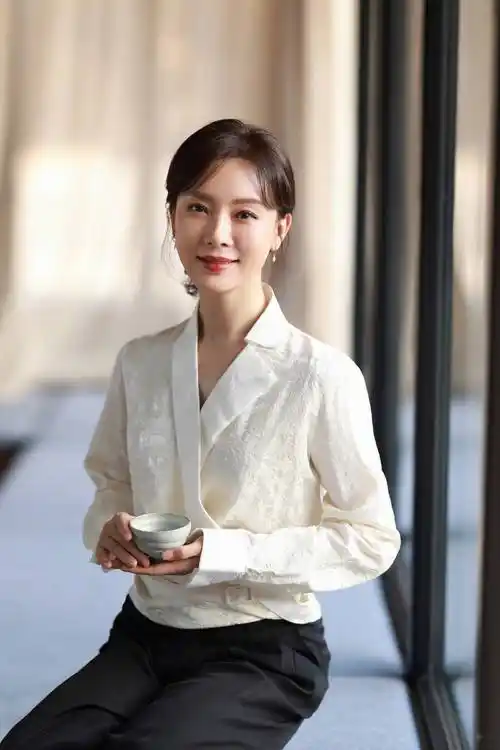 45岁陈数气质出众穿衣优雅知性不扮嫩不显老是40岁女性典范