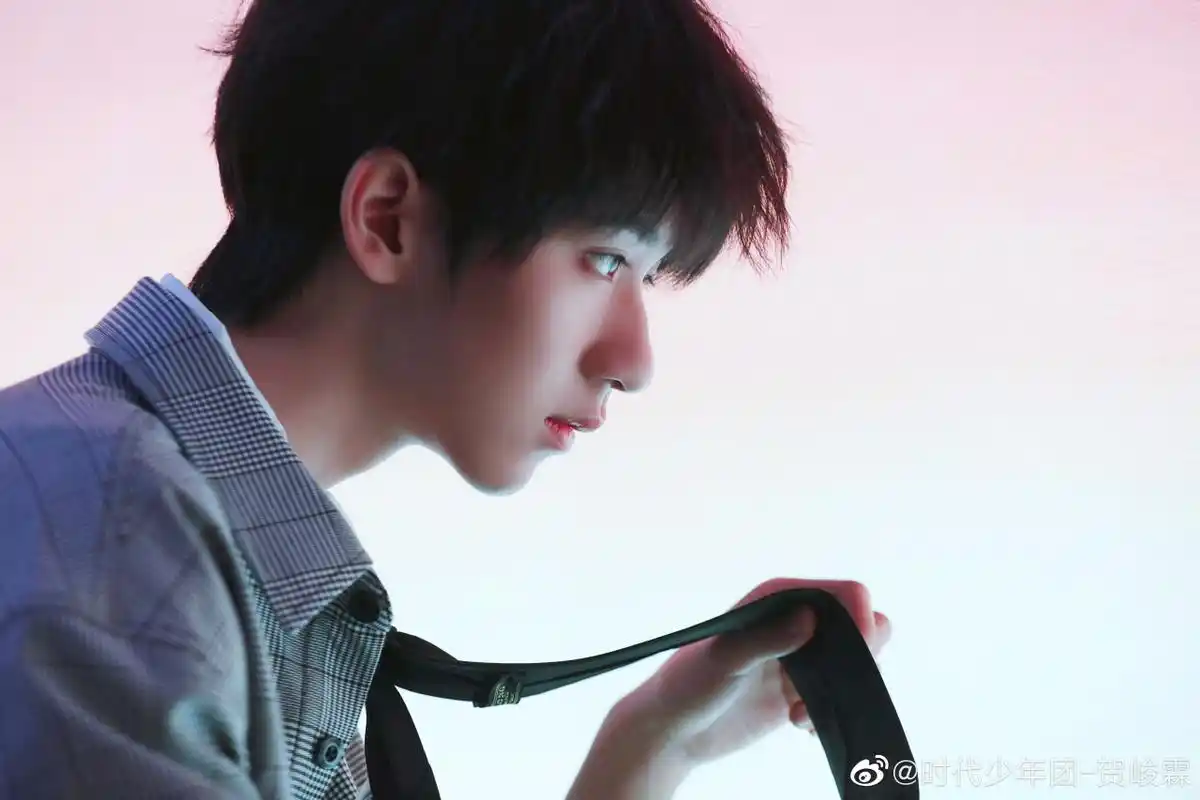 我,贺峻霖,从今天起,也是背后有300万僵尸大军的人了～ 谢谢我的小