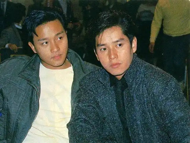 因为竞争激烈,谭咏麟和张国荣两派歌迷经常发生口水战,甚至大打出手