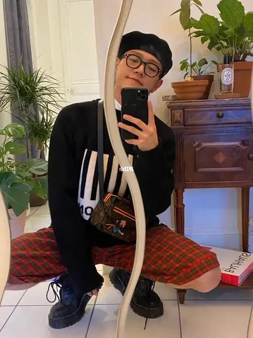 今日份ootd/ 嘿嘿吴亦凡同款lv包香了香了07_吴亦凡_vintage_稻草人