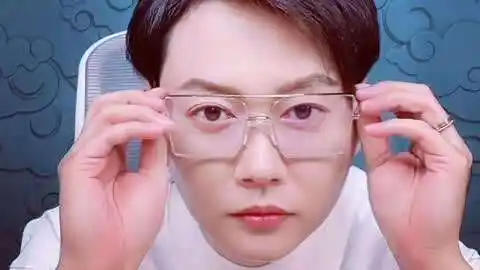 孟鹤堂戴眼镜的样子太苏了!