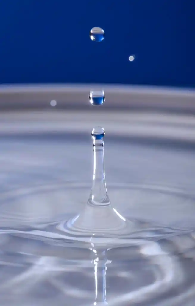 水下落,水滴落入水