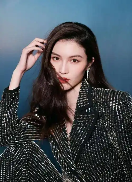 何穗穿衣也太大胆了,修身礼服只有10cm不透,看着让人有点害羞_效果