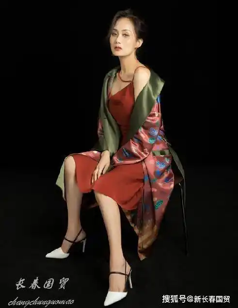 "挂历女神"李颖近照曝光,55岁性感妩媚风韵犹存