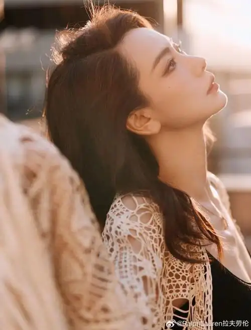 演员@戚薇身着 ralph lauren collection随心踱步街头,松弛前行,自在