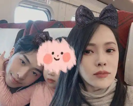 伊能静53岁生日宴,秦昊笑出一脸褶子,小米粒长发披肩像极了妈妈_老公