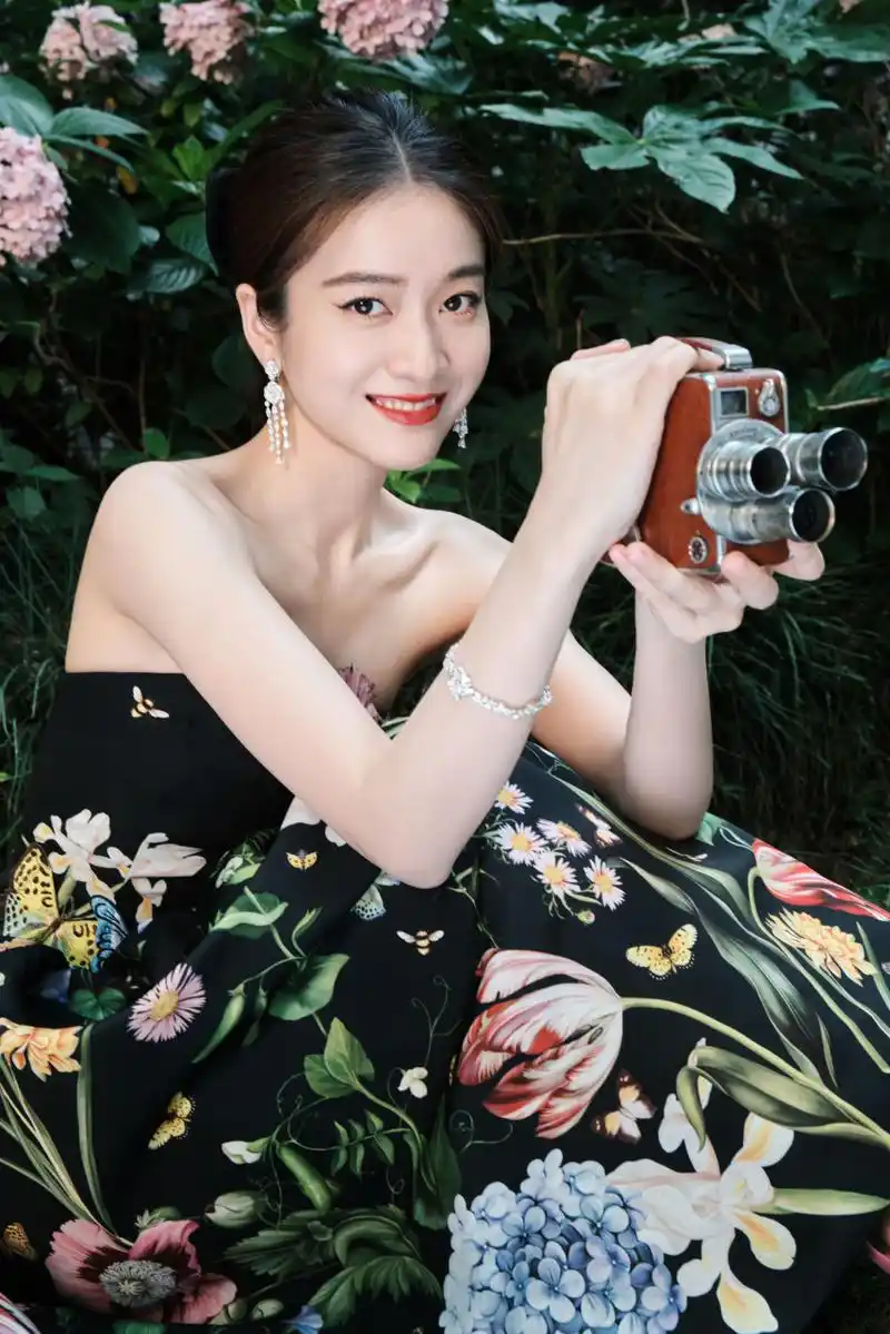 张雪迎繁花抹胸裙,清雅娇艳,花香醉人