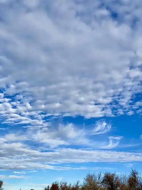 下面是我从早上八点到下午五点拍摄的部分有关天空的照片,分享给大家