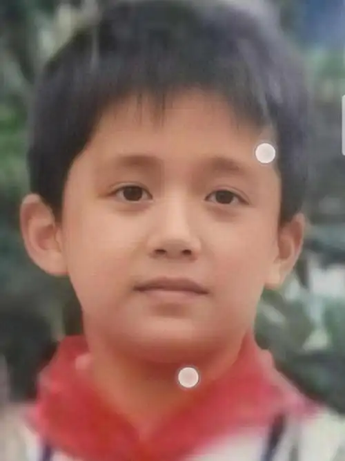 张新成儿时照片长大后跟妈妈的合照 还是金牌小能手啊!