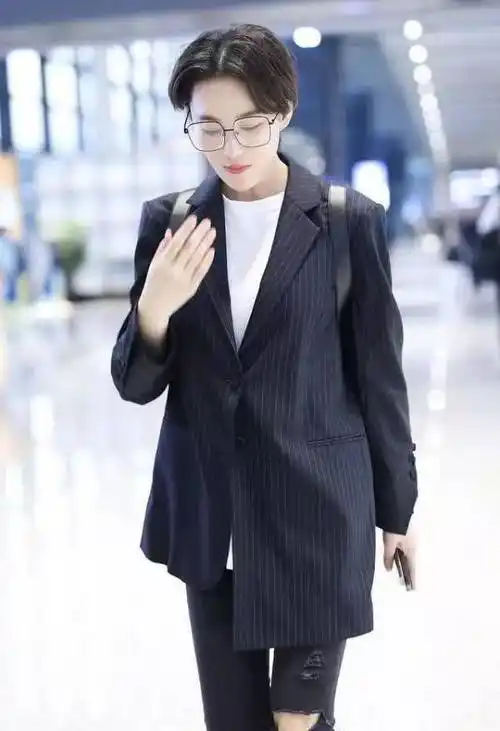 "军嫂"张馨予穿西装:齐耳短发超帅气,筷子腿太不真实_低调_黑色_刘海