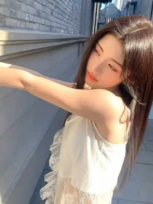 鞠婧祎再晒美照,俏皮灵动惹人爱,身材颜值在线宛如初恋