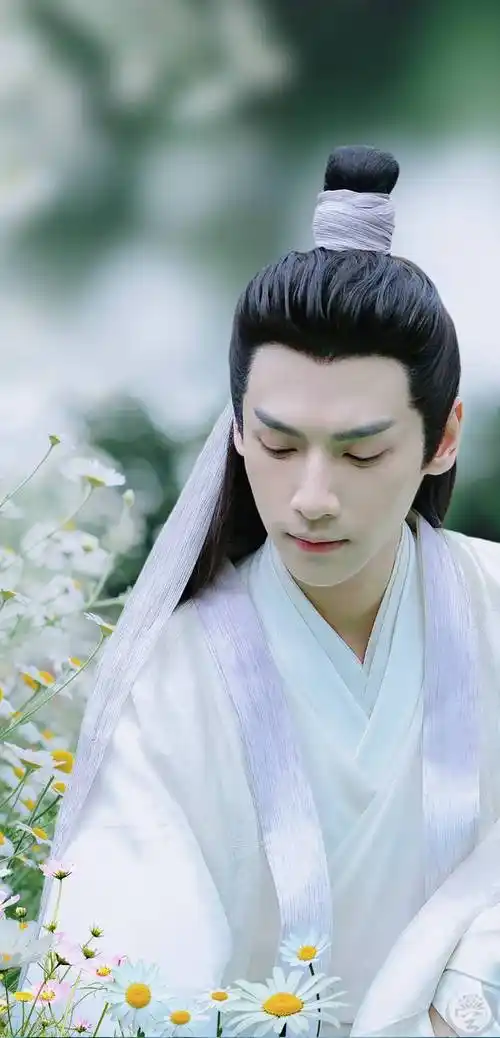 如霜》成为了当时话题度最高的剧集,这部剧不仅火了女主杨紫,男主邓伦