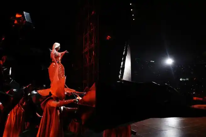 蔡依林超话    红衣女王,统御全场.