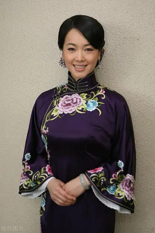 左小青真是不服老穿少女裙秀出凹凸曲线不愧是体操冠军