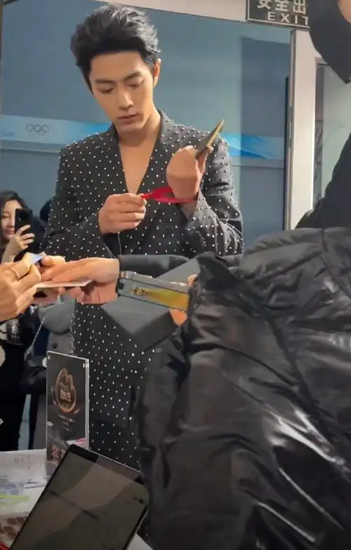 谁懂大背头77深v生图的含金量#肖战微博之夜##微博之夜红毯