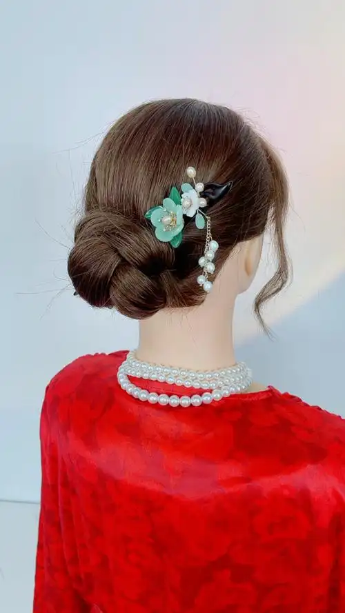 穿旗袍发型这样扎