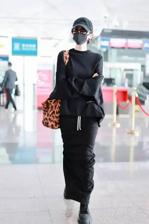 古力娜扎带火了黑色系穿搭:卫衣 半身裙 马丁靴,时髦高级又洋气_造型