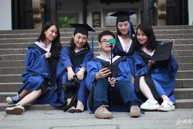 90后湖大美女硕士晒毕业美照青春靓丽