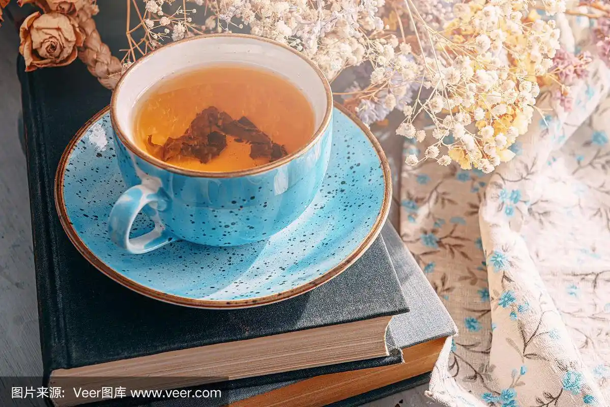 温暖的茶和一本书在阳光下