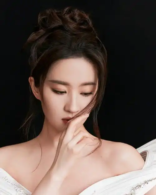 刘亦菲高定白裙