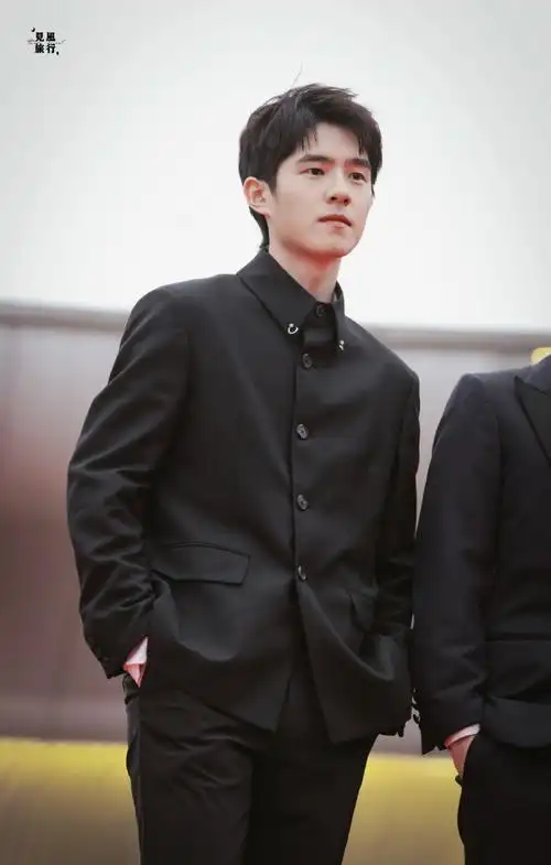 刘昊然黑色西装