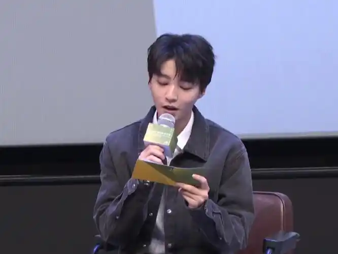 王俊凯超话王俊凯超会救场 导演话筒没声音小凯先是提醒他怎么开 然后