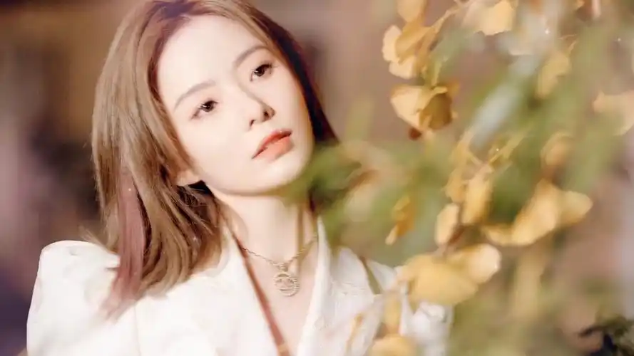 硬糖少女最新活动定妆照:陈卓璇挑战白色西装,现场上镜状态超好