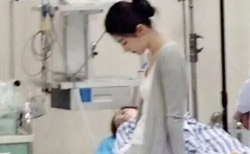 女神刘亦菲现身医院病房躺在病床上的是她什么人