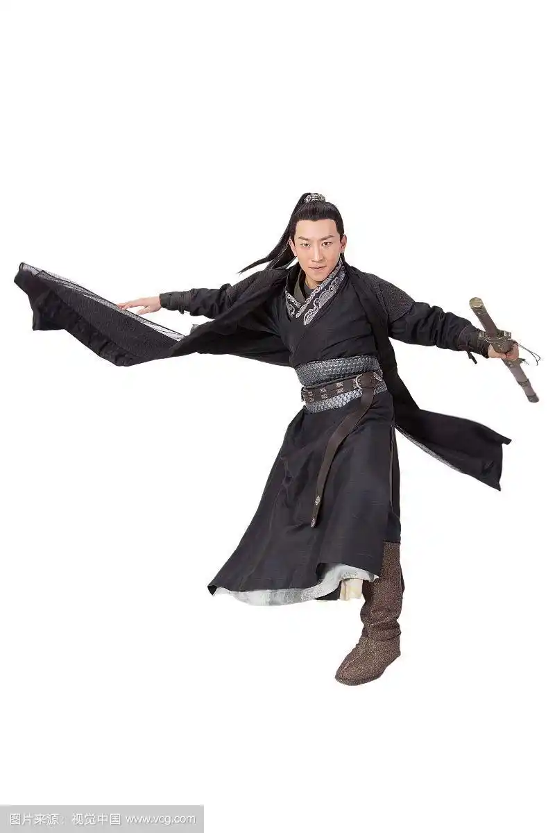 古装男子练武术