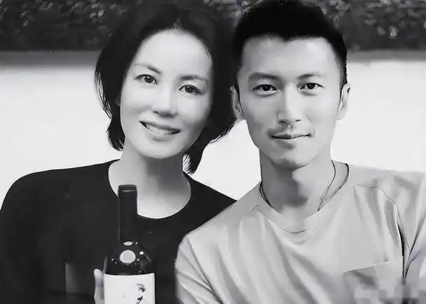 54岁官宣喜讯!"败光"10亿的王菲,谢霆锋终于来接盘了