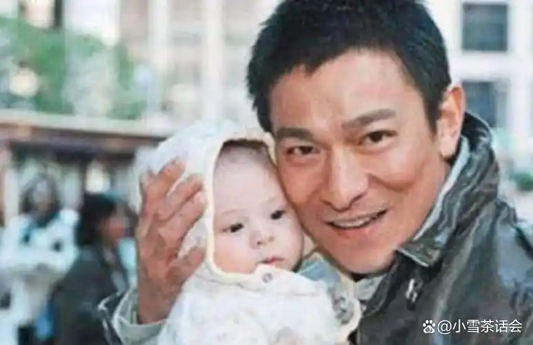刘德华怎么也想不到,当年随口亲的婴儿,居然差点把他踢下神坛