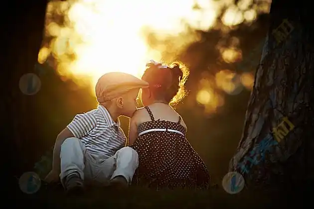 夕阳树林下可爱小朋友高清图片下载