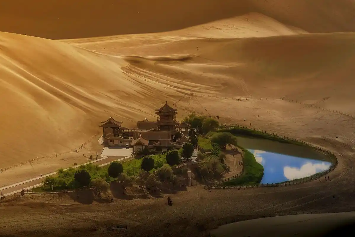 沙漠旅游景点推荐 好玩的沙漠旅游景点有:腾格里沙漠,巴丹吉林沙漠,库