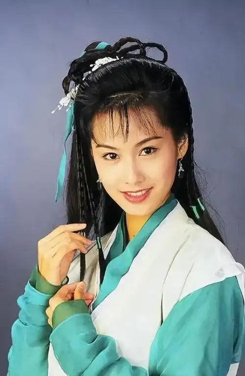 与同时期的女演员相比,朱茵好像从一出生就十分幸运,不仅家境优越,还