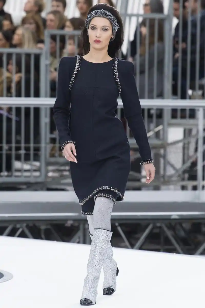 chanel来自外太空的裙子舞动就像时髦的迪斯科,颇受喜爱