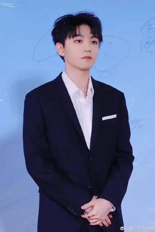 王俊凯大学生电影节红毯状态##王俊凯吐舌头好可爱