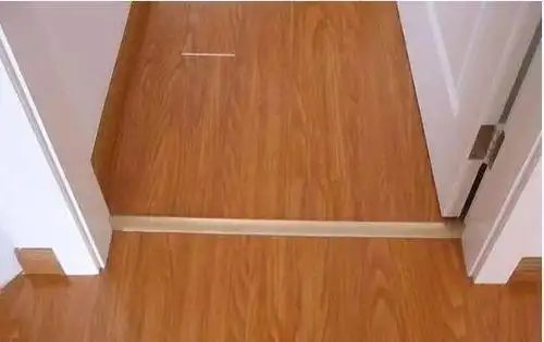 扣条也叫压条,主要就是为地板收边,或是遮盖地板与门口之间留出的缝.