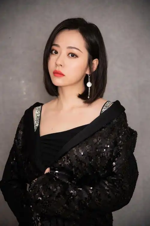 4/ 5原来总是一头长发的张靓颖,总是给人温柔甜美女生的感觉,剪了短发